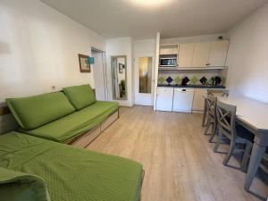 Η κουζίνα ή μικρή κουζίνα στο Appartement au coeur du Domaine