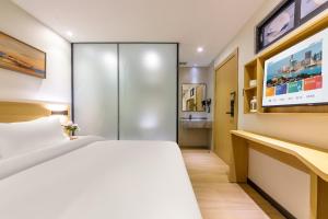 Krevet ili kreveti u jedinici u okviru objekta CMAX Hotel Guangzhou International Convention and Exhibition Center Luoxi Subway Station Branch