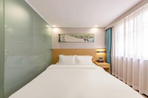 Krevet ili kreveti u jedinici u okviru objekta CMAX Hotel Guangzhou International Convention and Exhibition Center Luoxi Subway Station Branch