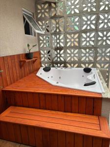 a bath tub sitting on top of a wooden deck at Casa Centro Pocos de Caldas in Poços de Caldas