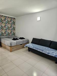 un soggiorno con due letti e un divano di Olympia 425, See View Wifi Free a Playa de las Americas Altre 10 foto
