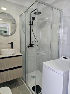 un bagno con doccia, WC e lavandino di Olympia 425, See View Wifi Free a Playa de las Americas