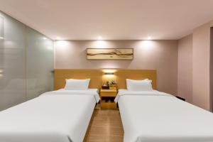 Krevet ili kreveti u jedinici u okviru objekta CMAX Hotel Guangzhou International Convention and Exhibition Center Luoxi Subway Station Branch