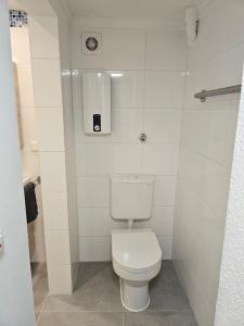 ein Badezimmer mit einer weißen Toilette in einer Kabine in der Unterkunft Aurora Apartment in Essen in Essen + 11 Fotos