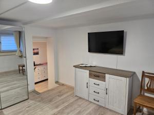 ein Wohnzimmer mit einem Flachbildfernseher an der Wand in der Unterkunft Aurora Apartment in Essen in Essen