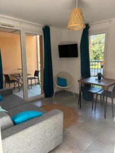 a living room with a couch and a table at Alizo in Lecci