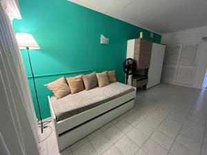 a bed in a room with a green wall at Departamento Cataluña Vista al Mar in Mar del Plata