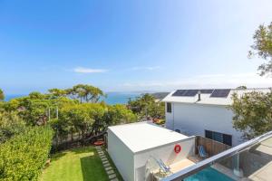 una vista aérea de una casa con paneles solares en el techo en Ocean Breeze at Kilcare, en Killcare