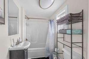 Bilik mandi di Charming Home Near Heart Of Downtown Sleeps 12 +26 gambar