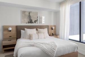 מיטה או מיטות בחדר ב-3209 Apt in Heart of Downtown with Pool a Gym and Spa
