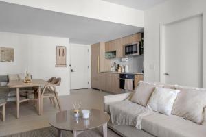 מטבח או מטבחון ב-3209 Apt in Heart of Downtown with Pool a Gym and Spa