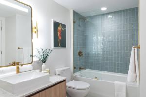 חדר רחצה ב-3209 Apt in Heart of Downtown with Pool a Gym and Spa
