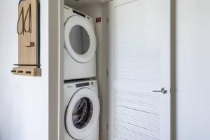 תמונה מהגלריה של 3209 Apt in Heart of Downtown with Pool a Gym and Spa במיאמי