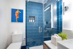 Ein Badezimmer in der Unterkunft 2012 New Apt with Pool and Gym in front of Kaseya Center