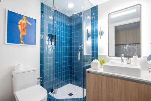 Ein Badezimmer in der Unterkunft 2012 New Apt with Pool and Gym in front of Kaseya Center