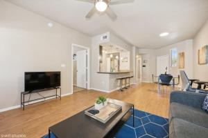 Μια τηλεόραση ή/και κέντρο ψυχαγωγίας στο Pure Suites Chandler Pool Gym Playground Splash Pad