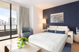 Ein Bett oder Betten in einem Zimmer der Unterkunft 2012 New Apt with Pool and Gym in front of Kaseya Center