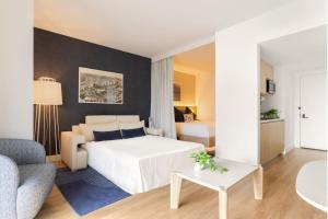 Ein Bett oder Betten in einem Zimmer der Unterkunft 2012 New Apt with Pool and Gym in front of Kaseya Center