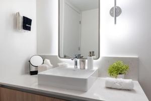 Ein Badezimmer in der Unterkunft 2012 New Apt with Pool and Gym in front of Kaseya Center