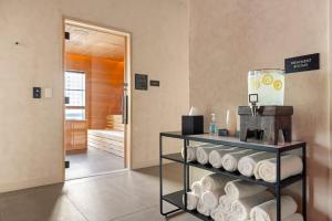 ein Raum mit einem Regal voller Toilettenpapierrollen in der Unterkunft 2012 New Apt with Pool and Gym in front of Kaseya Center in Miami