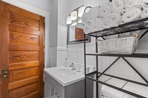 Fotografie z fotogalerie ubytování Stylish Home Near Heart Of Downtown Sleeps 8 v destinaci Grand Rapids