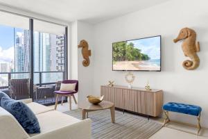 TV a/nebo společenská místnost v ubytování 2409 Apt in Downtown Miami with Gym and in front of Kaseya Center