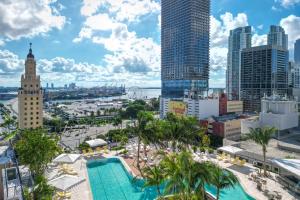 Bazén v ubytování 2409 Apt in Downtown Miami with Gym and in front of Kaseya Center nebo v jeho okolí