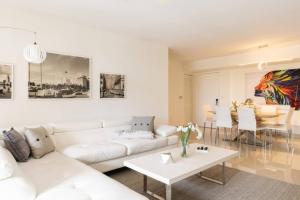 Posezení v ubytování Aventura Mall Apt with Pool a Tennis Court and Free parking