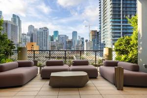d'un balcon avec des canapés et une vue sur la ville. dans l'établissement 3312 Modern Apt in front of Kaseya Center with Pool and Gym, à Miami