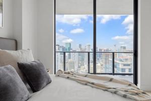 Postel nebo postele na pokoji v ubytování 3808 Apt Next to Kaseya Center with Pool a Spa and Gym + 55 fotografií