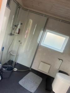 a small bathroom with a toilet and a window at Ölandspärlan 2 in Färjestaden