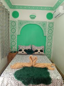- une chambre avec un lit à tête verte dans l'établissement Riad Derb El Aarsa, à Marrakech