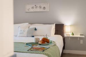 Una cama con una bandeja con un plato de comida. en Waterfront Haven 215, en Traverse City