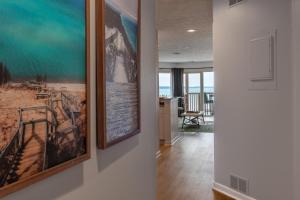 un pasillo con dos cuadros en la pared en Waterfront Haven 215, en Traverse City
