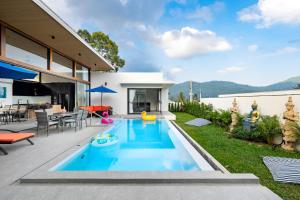 a swimming pool in the backyard of a house at Villa Sabai Lamai in Ban Thung