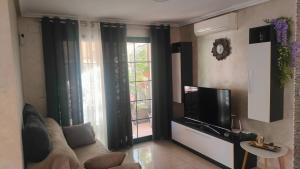 Μια τηλεόραση ή/και κέντρο ψυχαγωγίας στο House Laguna Roja with sun terrace