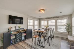 Un comedor con mesa y sillas en Bittersweet Lakefront Retreat with Hot Tub and Dock!, en Lake Ozark