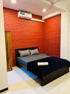 Uma cama ou camas num quarto em Unic Residence And Transit Hotel
