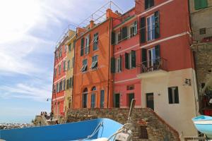 a boat in front of a building at Allo Scalo Dei Mille in Riomaggiore