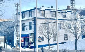 悉尼Royal Hotel Sydney的一座白色的大房子,里面积雪