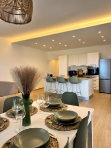 una cucina e una sala da pranzo con tavolo e sedie di Villa Clori a Trabia