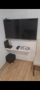 escritorio con monitor de ordenador en la pared en Apartment Attila, en Zadar