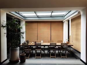 uma grande sala de jantar com mesa e cadeiras em Hidden Spring Villa Hua Shan Near Yuquan Temple em Huayin mais 64 fotografias