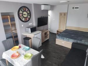 Posteľ alebo postele v izbe v ubytovaní Vízparti gyermekbarát teljesen felújított Apartman, őrzött, saját strand, parkoló, étterem