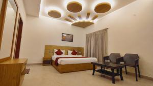 a bedroom with a bed and a table and chairs at ST Kodai Heaven Stay in Kodaikānāl