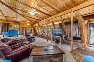 Rustic Mountain Chalet with Private Studio Minutes from Snowbowl的电视和/或娱乐中心