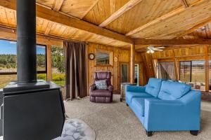 Rustic Mountain Chalet with Private Studio Minutes from Snowbowl的休息区