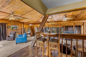 弗拉格斯塔夫Rustic Mountain Chalet with Private Studio Minutes from Snowbowl的带木质天花板和桌子的客厅