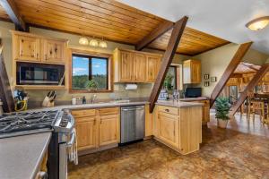Rustic Mountain Chalet with Private Studio Minutes from Snowbowl的厨房或小厨房