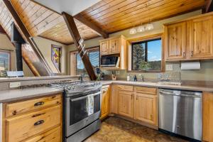 Rustic Mountain Chalet with Private Studio Minutes from Snowbowl的厨房或小厨房